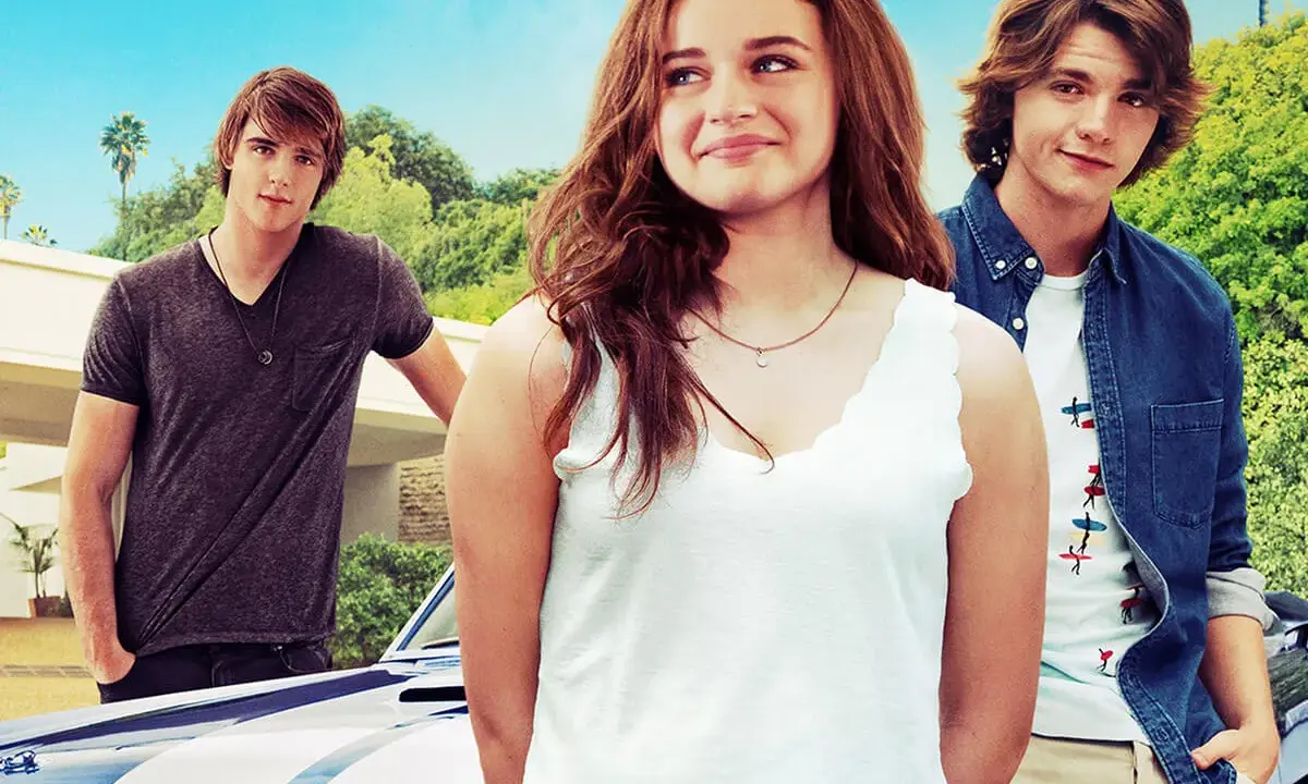 Elle, Noah i Lee przed budynkiem, jakby z filmu "The Kissing Booth".
