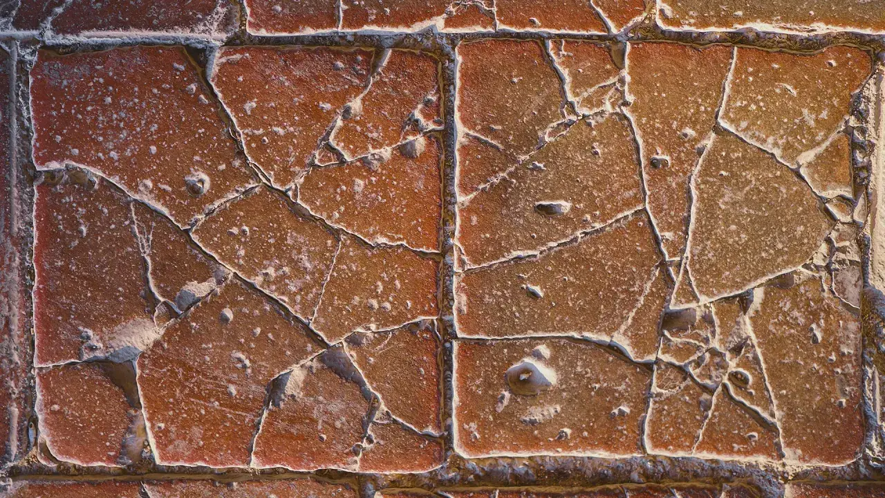 Detalle de azulejos de terracota rotos, listos para reparar.