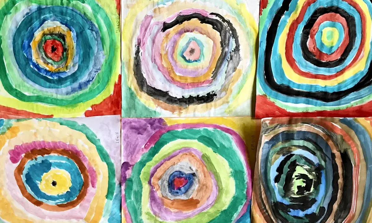 Sechs bunte Kreisbilder, entstanden beim Basteln zum Thema Farben. Jedes Bild zeigt konzentrische Ringe in verschiedenen Aquarellfarben.