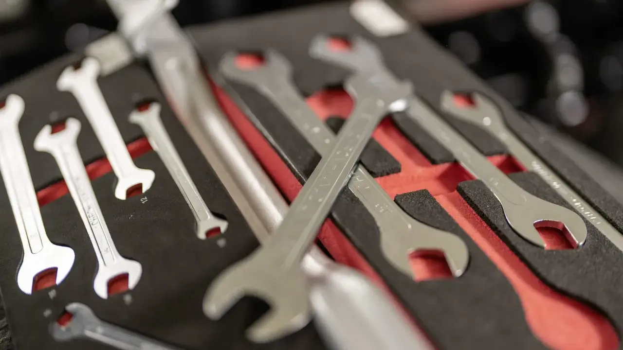 Un juego de llave inglesa medidas organizadas en un estuche negro con detalles rojos.