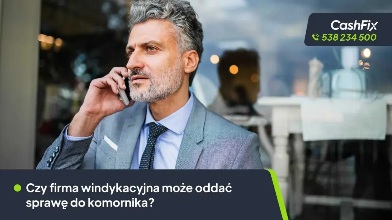 Mężczyzna w garniturze rozmawia przez telefon, zastanawiając się, czy firma windykacyjna może oddać sprawę do komornika.