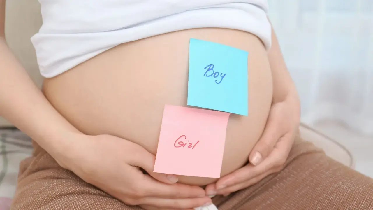 Brzuszek ciężarnej z karteczkami "Boy" i "Girl". Czy płeć dziecka może się zmienić?