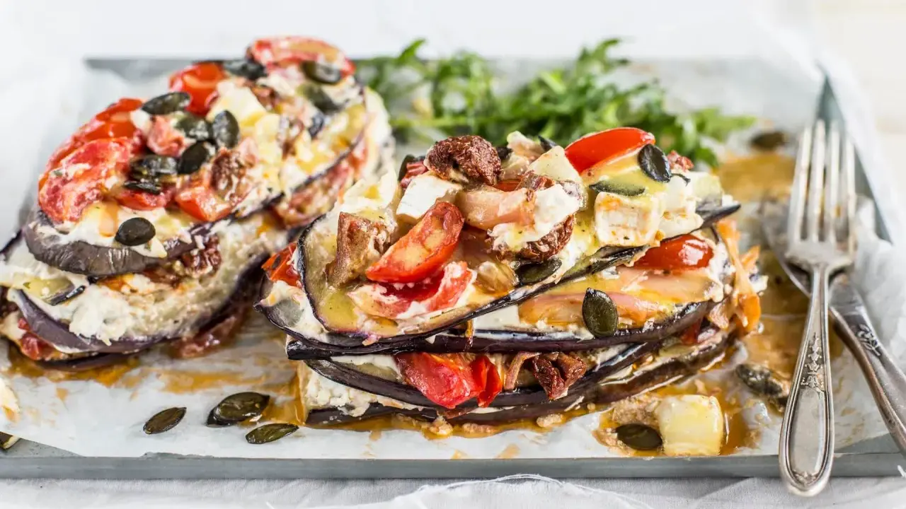 Schichtauflauf mit Auberginen, Tomaten und Käse. Ein einfaches Gericht, das Lust auf mehr macht.