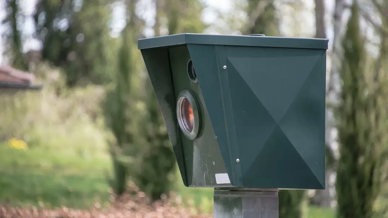 Zielony fotoradar, który może przynieść mandat z fotoradaru bez punktów karnych.