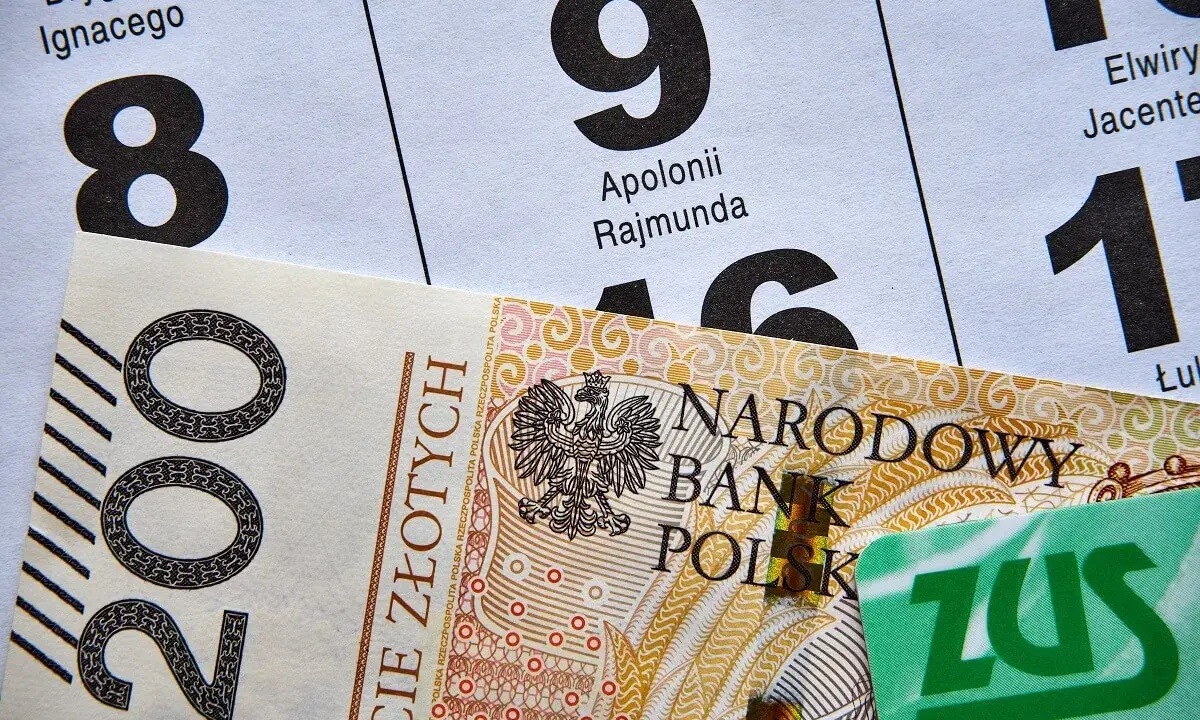 Zastanawiasz się, jakie dokumenty do ZUS na emeryturę? Na zdjęciu polskie banknoty i kalendarz z datami.