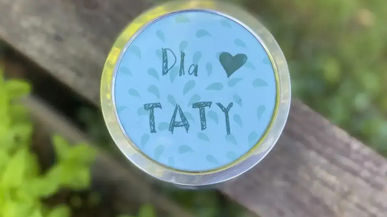 Własnoręczny prezent dla taty od dziecka. Okrągły, błękitny medalion z napisem "Dla Taty" i serduszkiem.