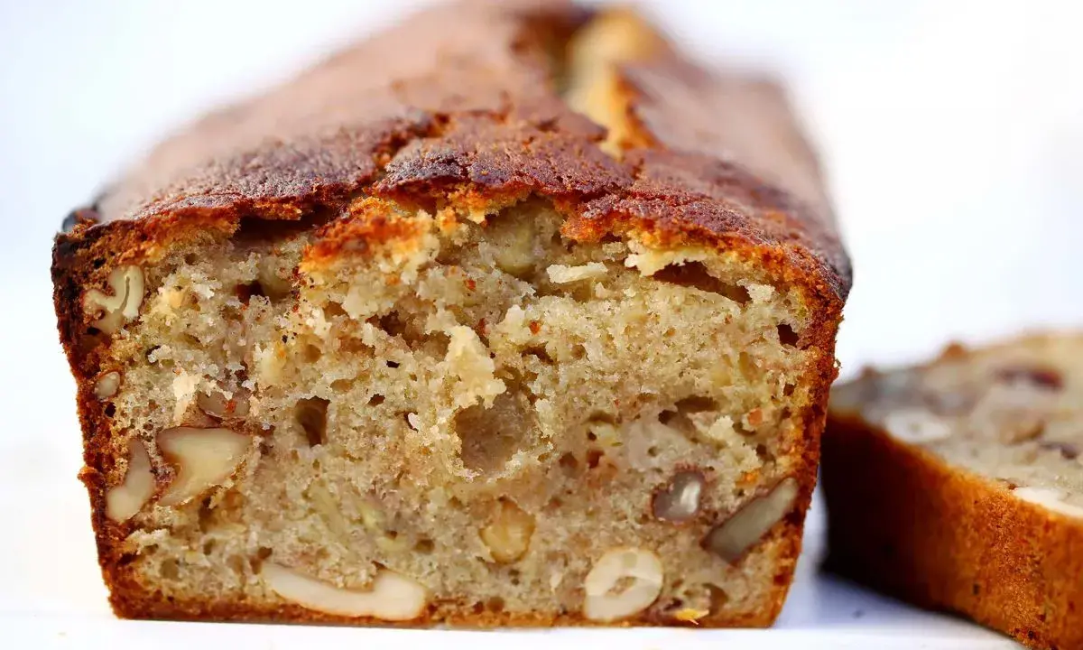 Ein saftiges Bananenbrot mit Nüssen, perfekt zum Genießen. So isst man Bananenbrot: pur, mit Butter oder als süße Beilage.