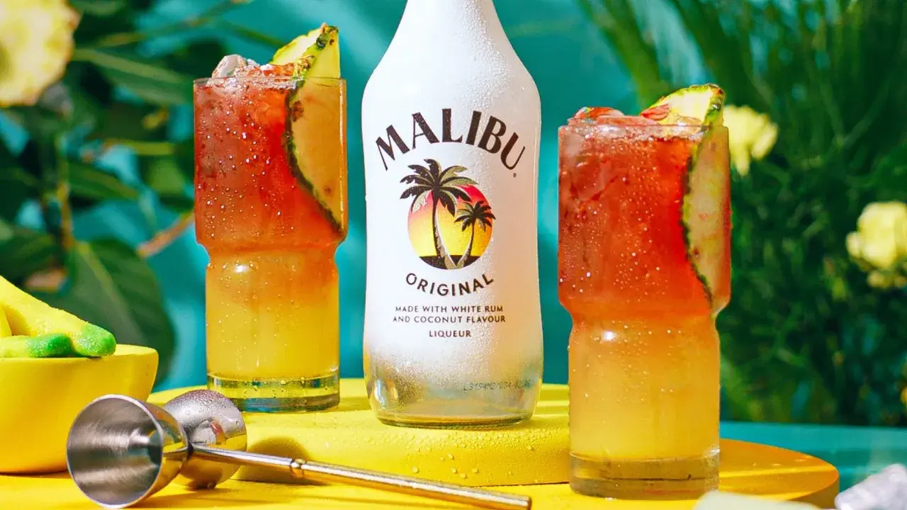 Malibu Flasche mit zwei Cocktails, garniert mit Ananas. Ein Hauch von bay breeze für tropische Erfrischung.