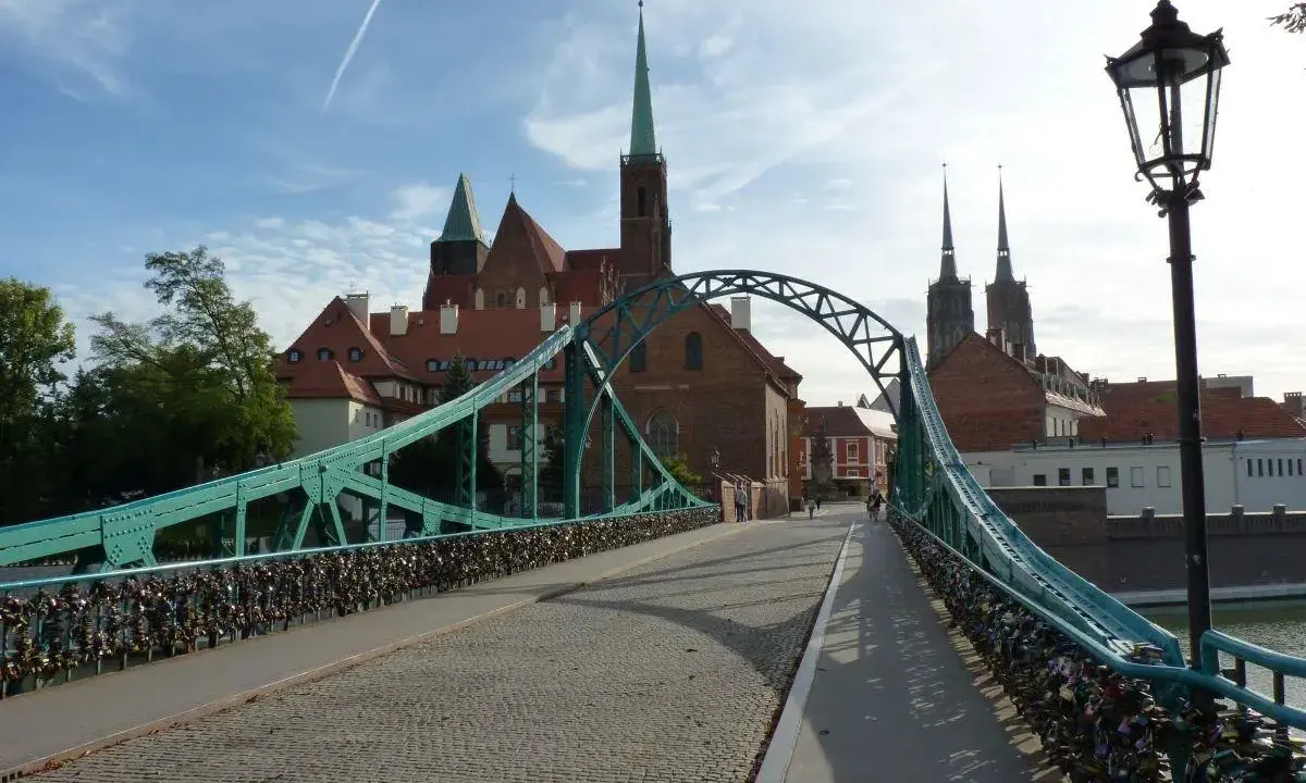 Most Tumski we Wrocławiu, z kłódkami miłości i katedrą w tle. Idealne miejsce, by zacząć zwiedzanie Wrocławia.