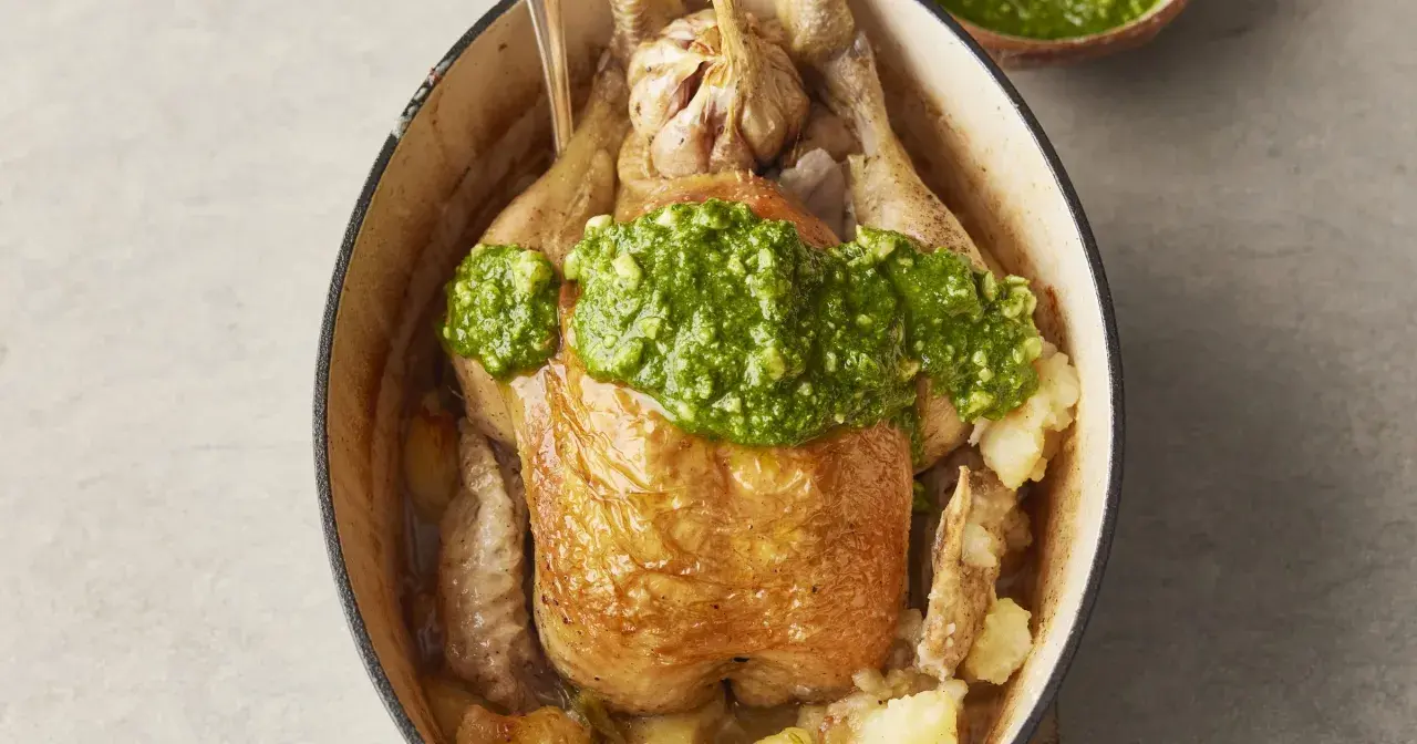 Pieczony kurczak z ziołowym pesto i ziemniakami, idealny do diety śródziemnomorskiej. Przepisy na zdrowe posiłki.