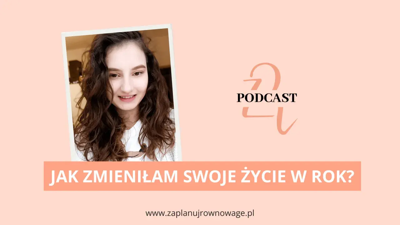 Uśmiechnięta kobieta opowiada, jak zmienić swoje życie i być szczęśliwym. Podcast o zmianach.