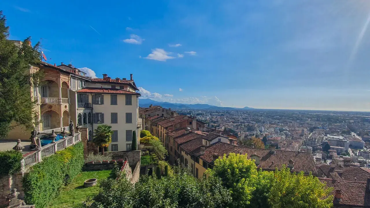 Widok na Bergamo z tarasu z widokiem na miasto i góry. Idealne miejsce, by zobaczyć, co warto zobaczyć w Bergamo.