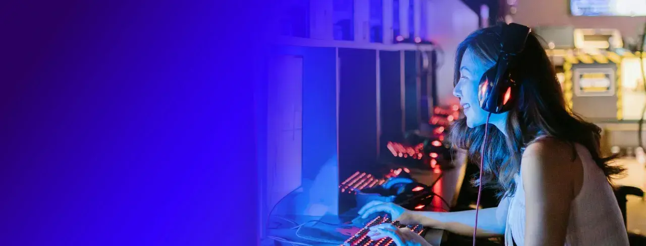 Dziewczyna w słuchawkach gra w Diablo 4, testując swój nowy build czarodzieja.