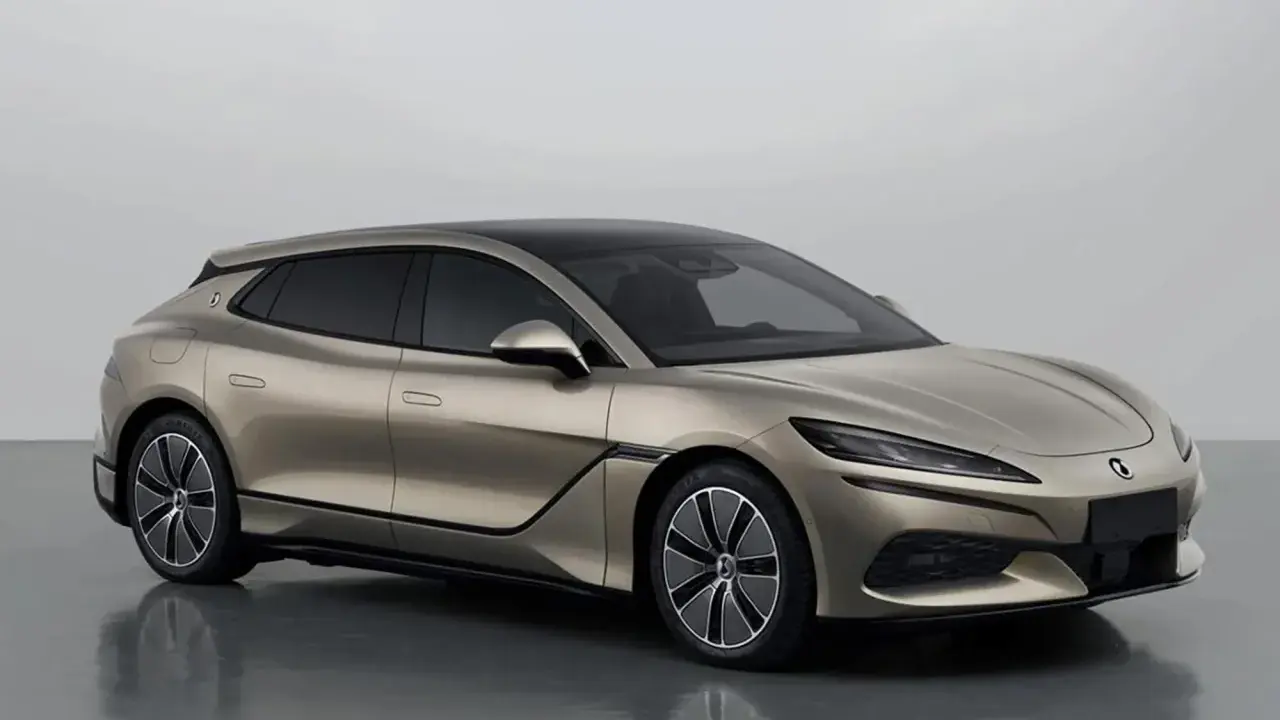 El elegante Denza Z9 GT, un coche eléctrico con líneas aerodinámicas y un techo negro contrastante, se exhibe en un estudio.