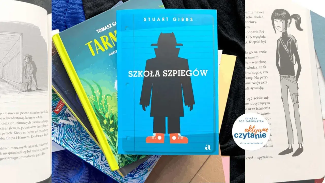 Okładka książki "Szkoła szpiegów" Stuarta Gibbsa, z sylwetką szpiega w kapeluszu i płaszczu. Kolejność książek na zdjęciu sugeruje, że to początek przygody.
