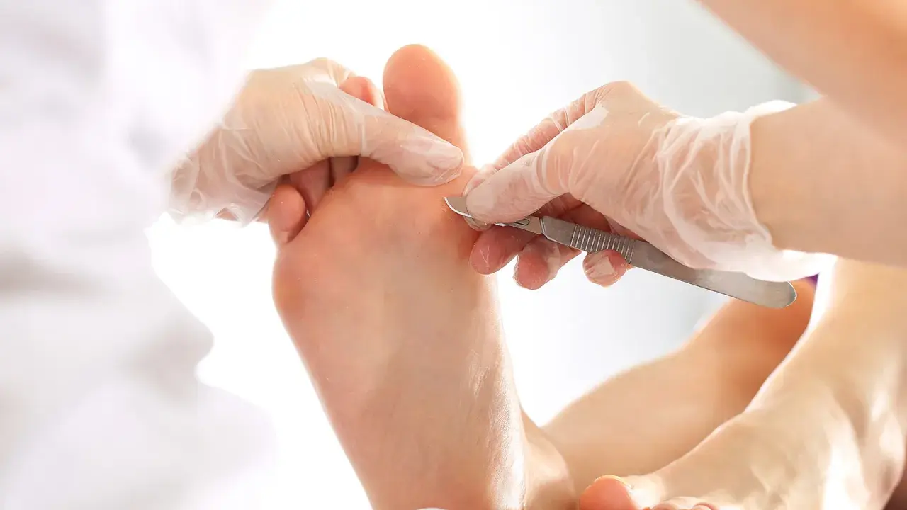 Soin des pieds par un podologue : examen attentif et traitement précis. Renseignez-vous sur le tarif conventionné podologue pour des soins abordables.