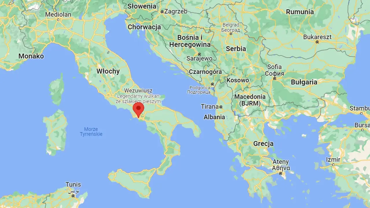 Mapa Włoch z zaznaczonym Wezuwiuszem, legendarnym wulkanem. Obok widnieje nazwa "miasto u stóp Wezuwiusza".