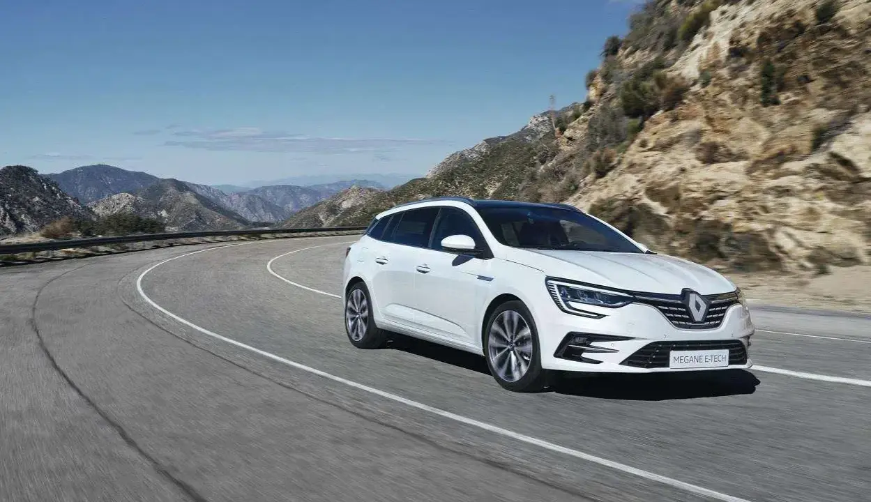Renault Mégane E-Tech, un'auto elettrica che offre un'esperienza di guida fluida e silenziosa, ideale per esplorare paesaggi montani.
