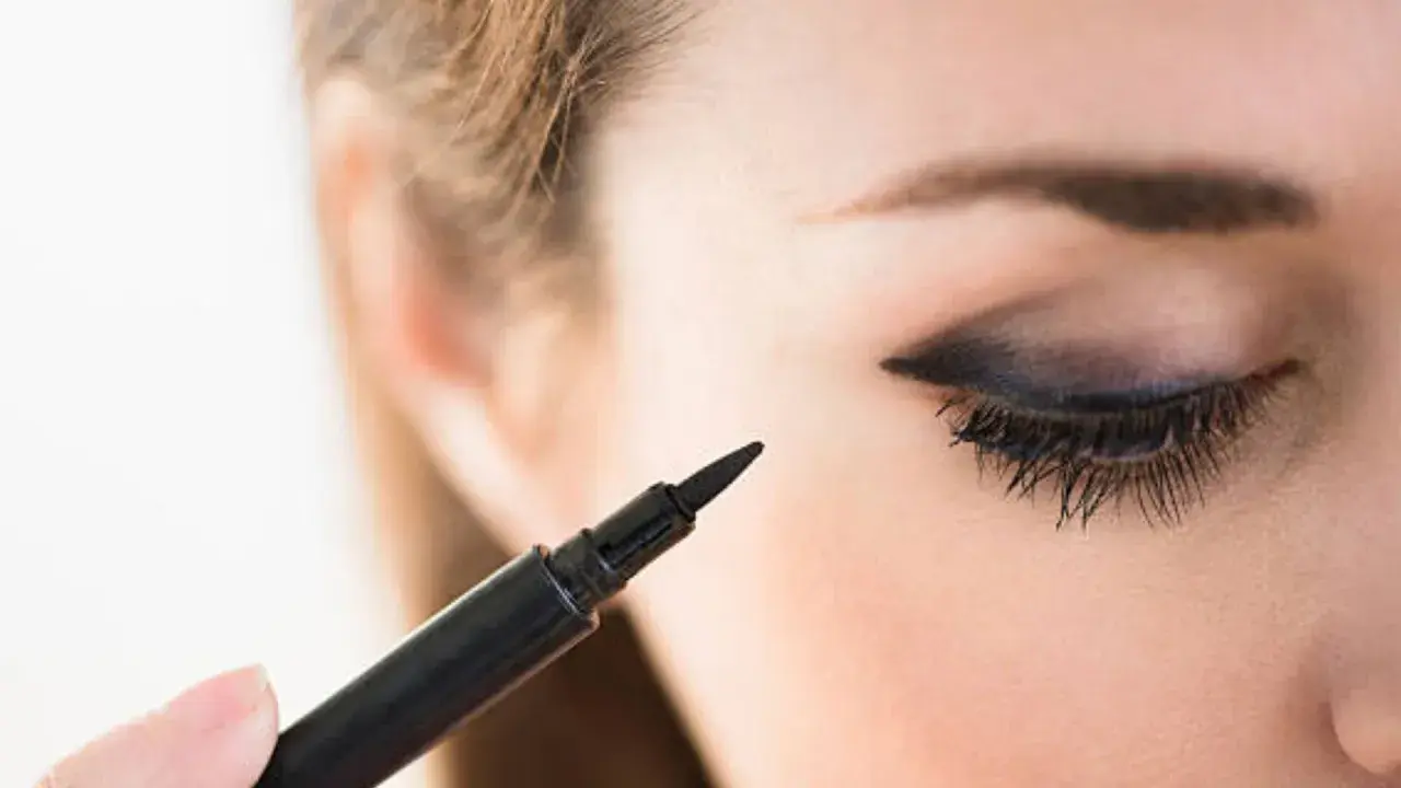 Occhio con eyeliner sfumato applicato con un pennarello nero. Ciglia lunghe e folte.