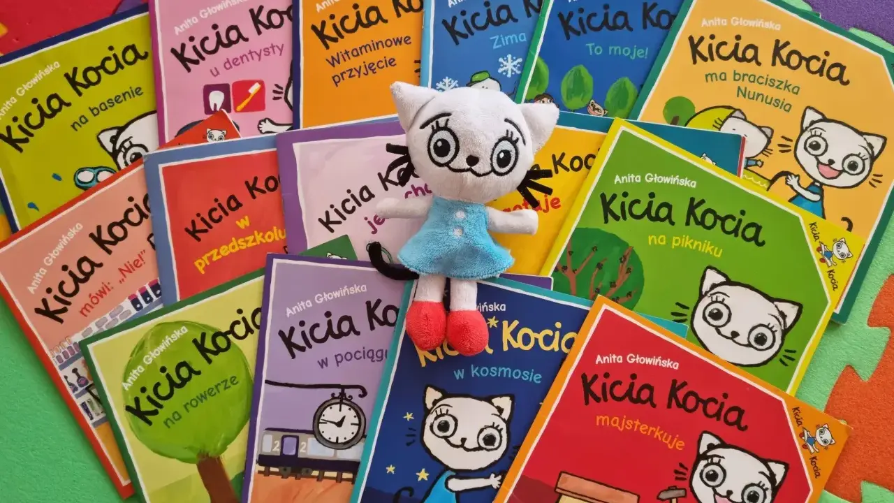 Kicia Kocia i jej przygody w książkach: na basenie, u dentysty, w przedszkolu, na rowerze, w pociągu, w kosmosie i wiele innych.