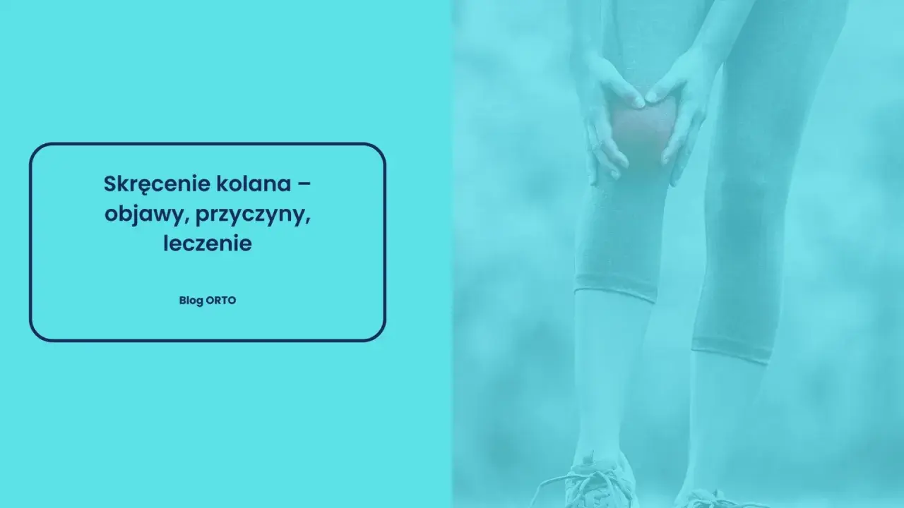 Dłoń uciskająca bolące kolano, na tle jasnoniebieskim.