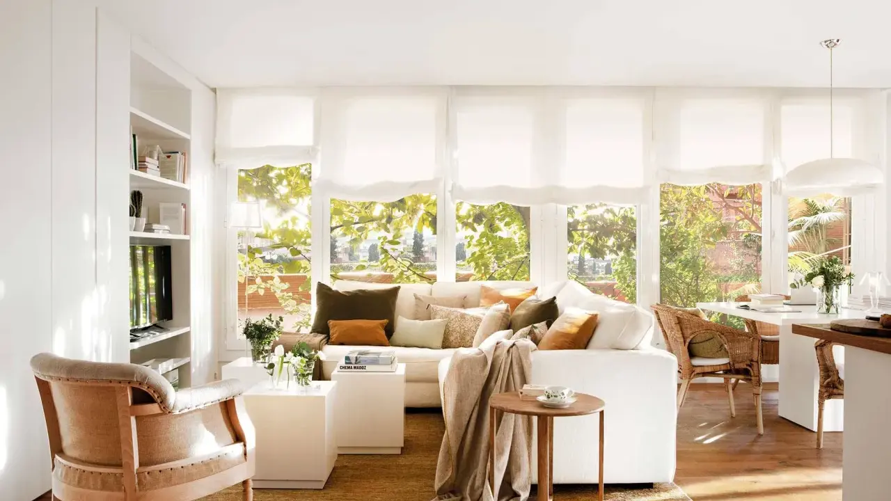 Salón luminoso con muebles blancos y madera. El color de pared ideal para este estilo es un blanco cálido que realza la calidez de la madera y la frescura del blanco.