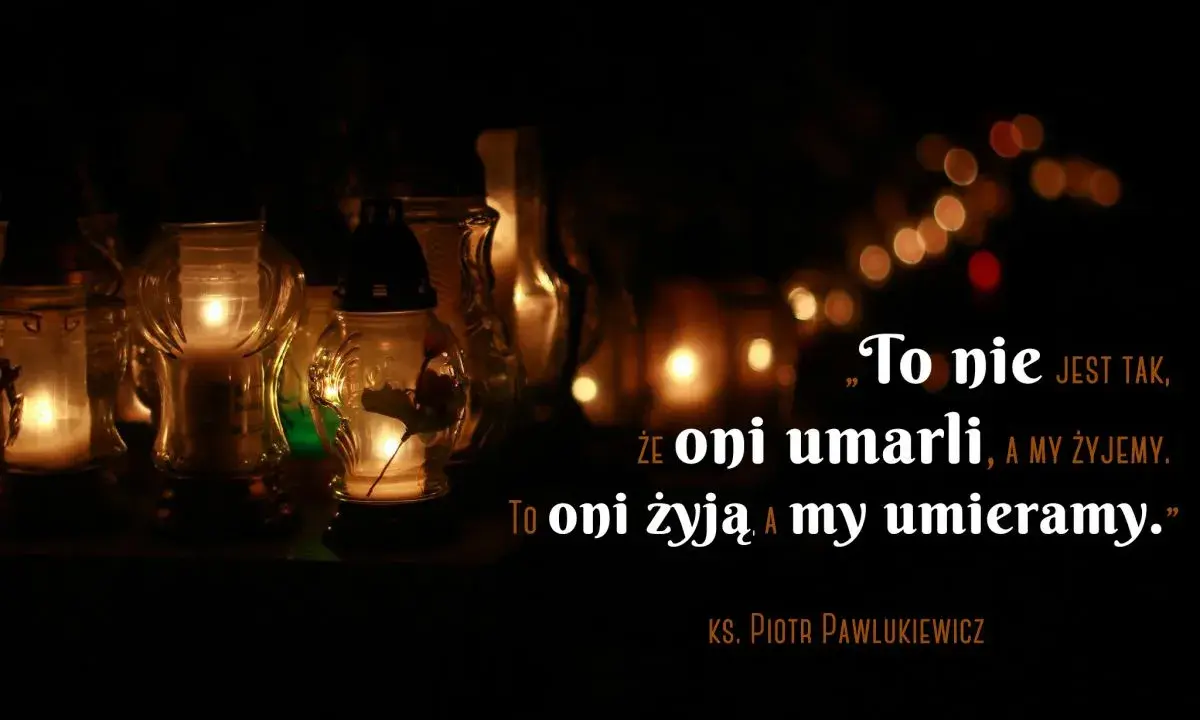 Płonące znicze symbolizują pamięć o zmarłych. Cytat: "To nie jest tak, że oni umarli, a my żyjemy. To oni żyją, a my umieramy.