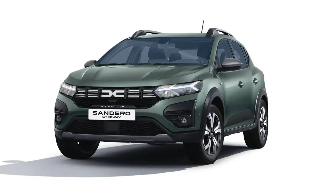 Dacia Sandero Stepway verde, el coche más vendido en España, con su diseño robusto y moderno.