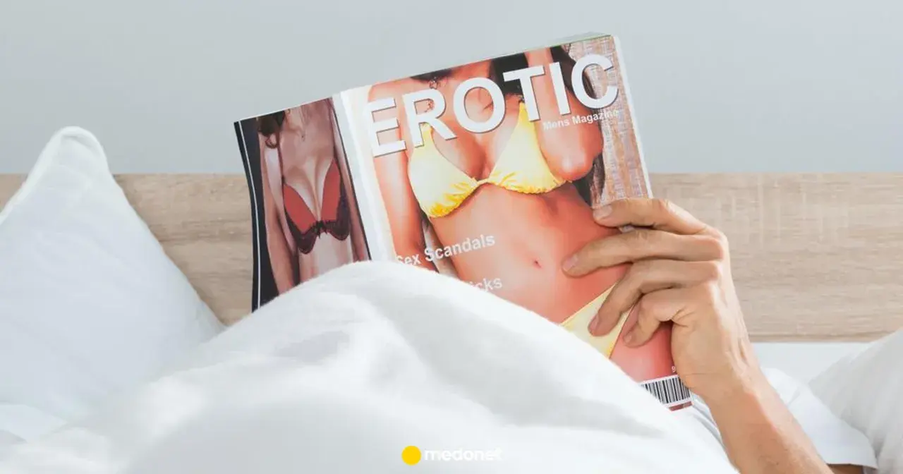 Mężczyzna w łóżku czyta magazyn "Erotic", przygotowując się do masturbacji przed seksem.