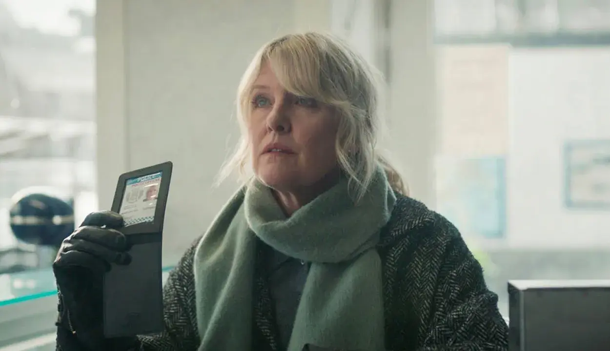 En kvinna med blont hår och en grön halsduk visar upp sitt polis-ID. Se mer av henne i SVT Play Shetland.