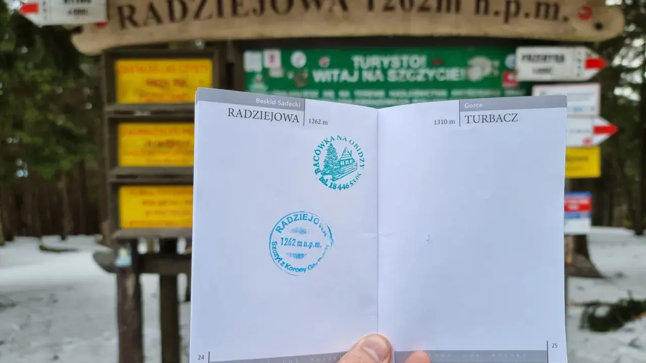Na szczycie Radziejowej (1262 m n.p.m.) w Beskidzie Sądeckim, z pieczątką potwierdzającą zdobycie Korony Gór Polski.