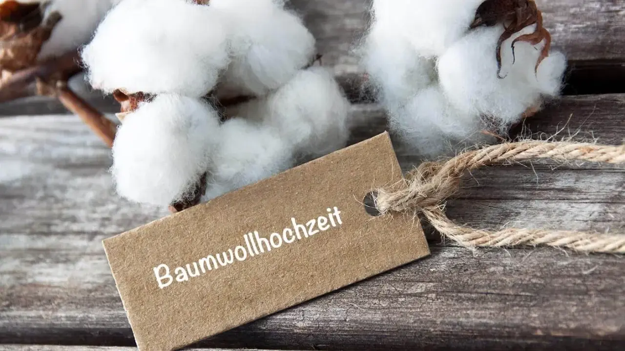 Baumwollhochzeit: Zwei Jahre Ehe, so zart und rein wie Baumwolle. Ein Tag, der die Bedeutung von Liebe und Verbundenheit feiert.