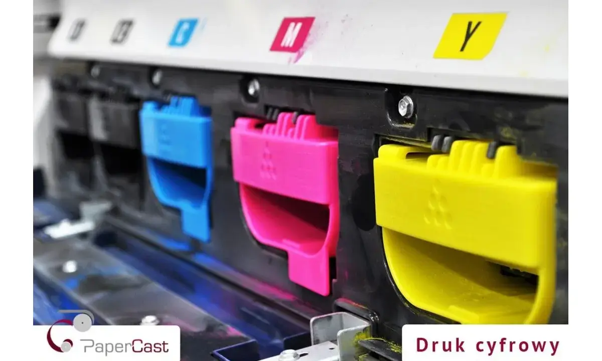 Kolorowe wkłady drukujące (cyjan, magenta, żółty) w drukarce, symbolizujące nowoczesne technologie druku.