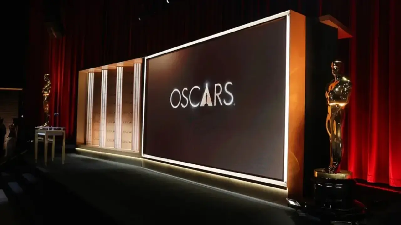 Escenario de los Oscars con estatuillas doradas y el logo. ¡Ya falta poco para cuando son los Oscars 2026!