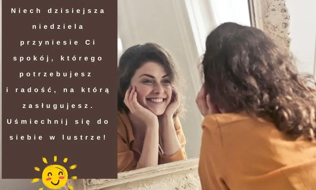 Uśmiechnięta kobieta patrzy w lustro, na tle cytat o niedzieli i słońcu.