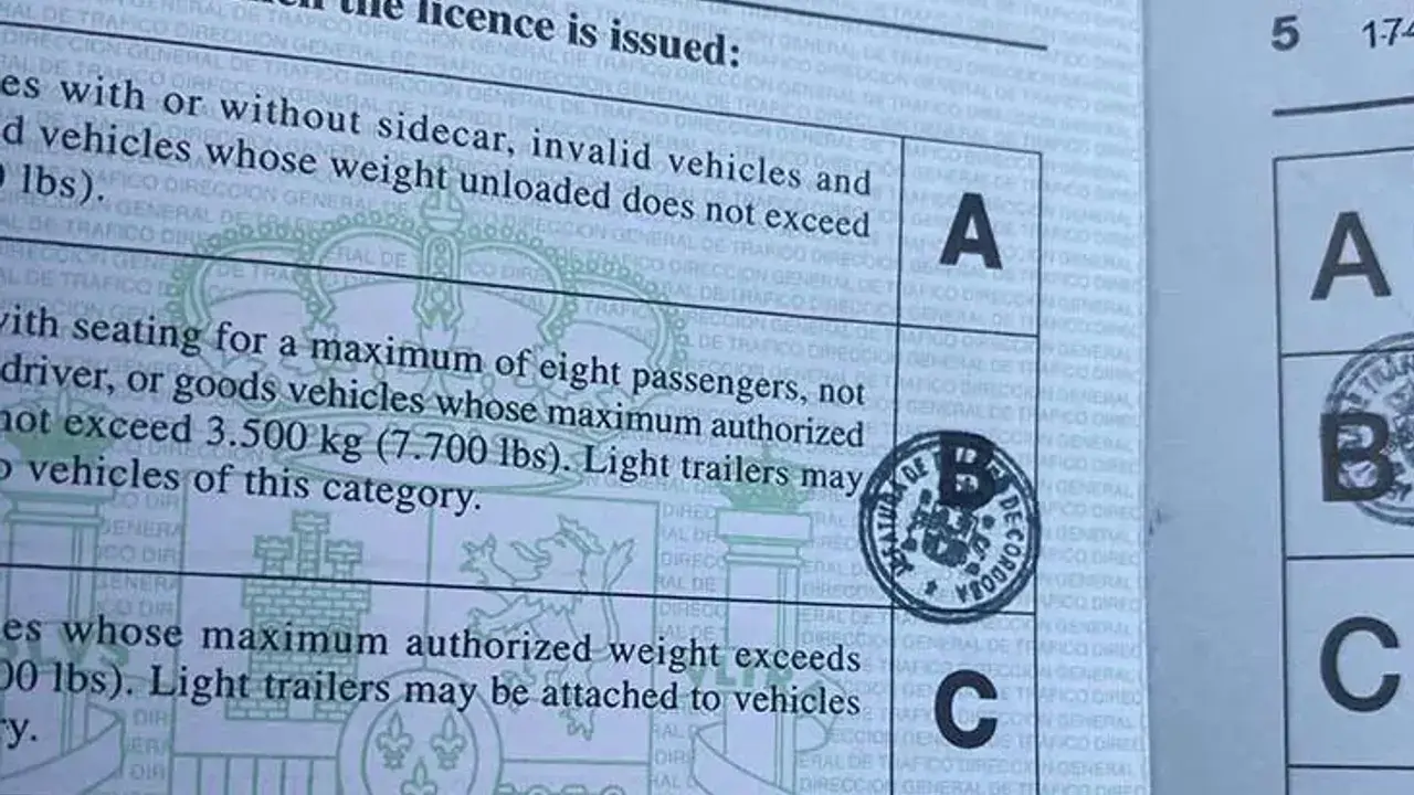 Detalle de un permiso de conducir B, mostrando las categorías de vehículos autorizados y sellos oficiales.