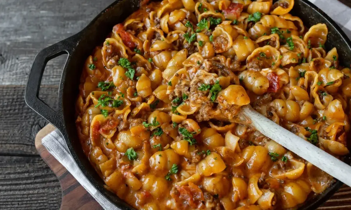 Herzhaftes Nudelgericht mit Hackfleisch in cremiger Sauce, ein Beispiel für schnelle Fleischgerichte, garniert mit Petersilie.