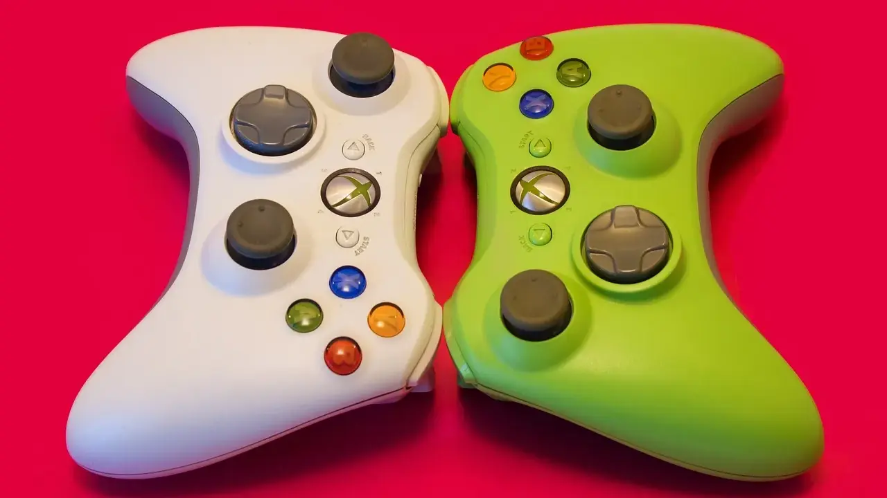 Biały i zielony kontroler Xbox 360 obok siebie. Idealne do gier strategicznych w czasie rzeczywistym, wymagających szybkiego myślenia i precyzji.