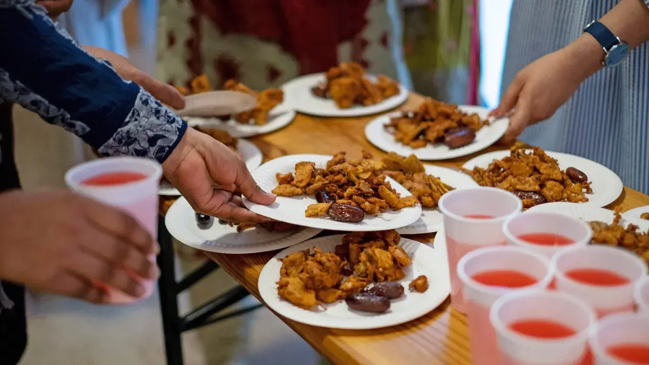 Beim Zuckerfest werden Teller mit frittierten Köstlichkeiten und Datteln gereicht.