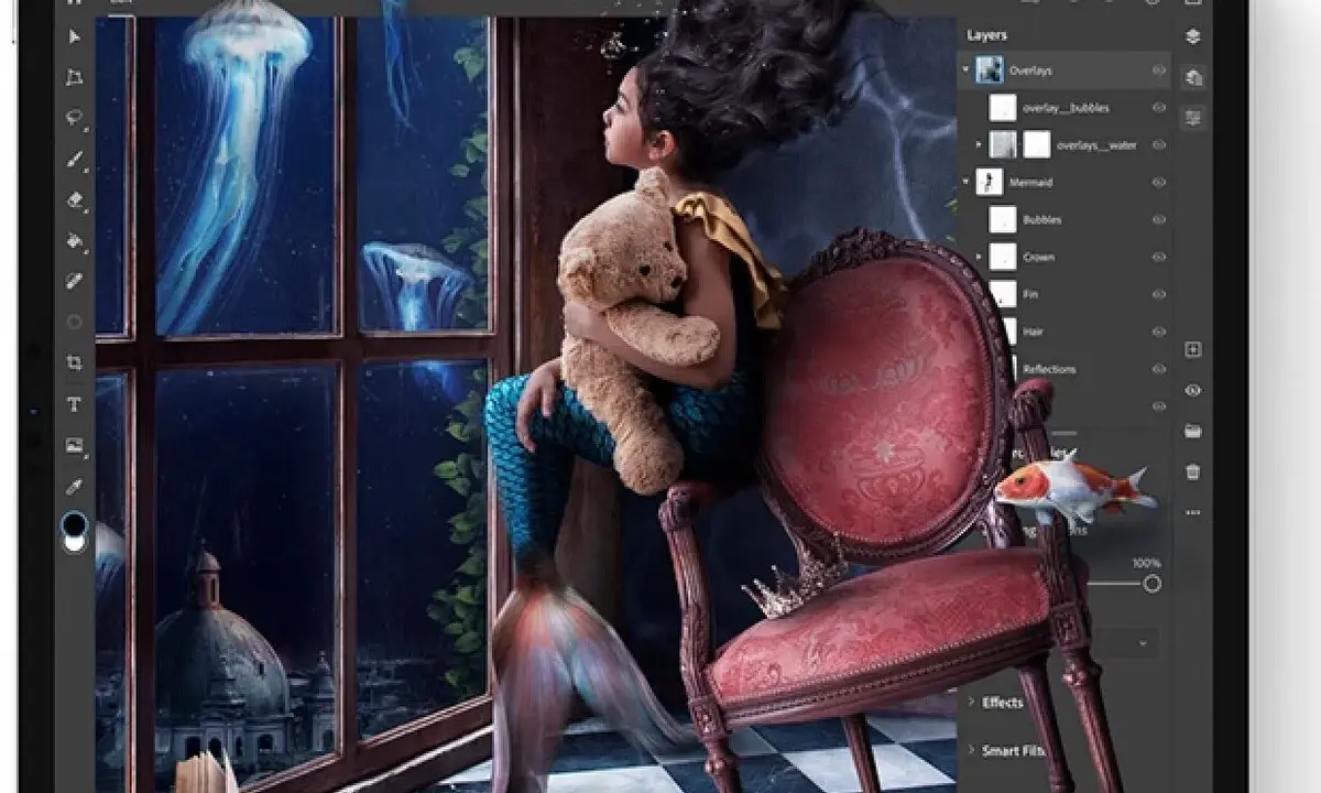 Niña sirena abraza oso de peluche en un sillón, con medusas y un paisaje urbano a través de la ventana. Edición en **Photoshop** en **iPad**.