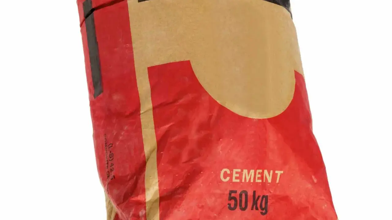 Sac de ciment de 50 kg, idéal pour tout type de ciment. Le sac est rouge et beige avec des inscriptions noires.
