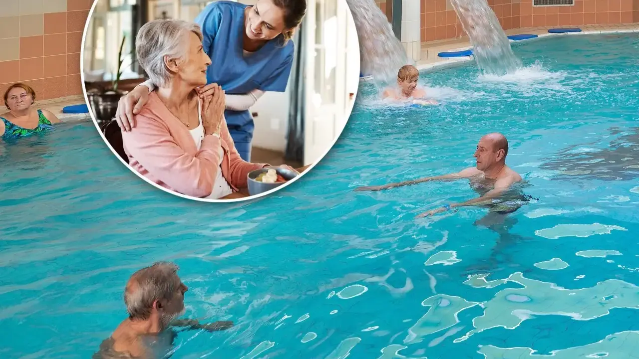 Rehabilitacja w basenie, gdzie dowiesz się, ile kosztuje pobyt w sanatorium na NFZ. Seniorzy korzystają z wodnych atrakcji.