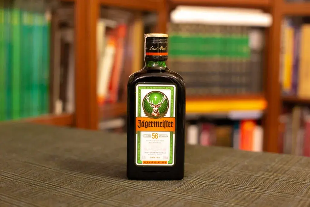Czy Jägermeister to whisky? Rozwiewamy mity o tym likierze!