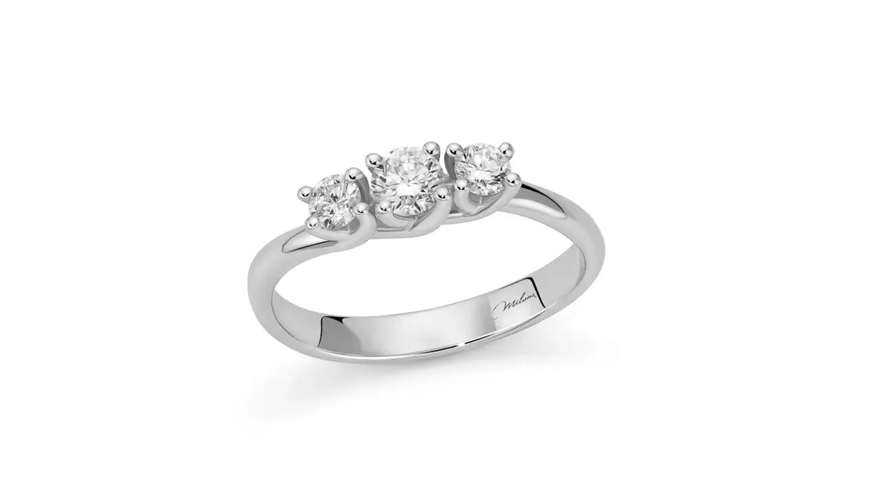 Anello trilogy con tre diamanti, simbolo di passato, presente e futuro. Il suo significato è profondo e duraturo.