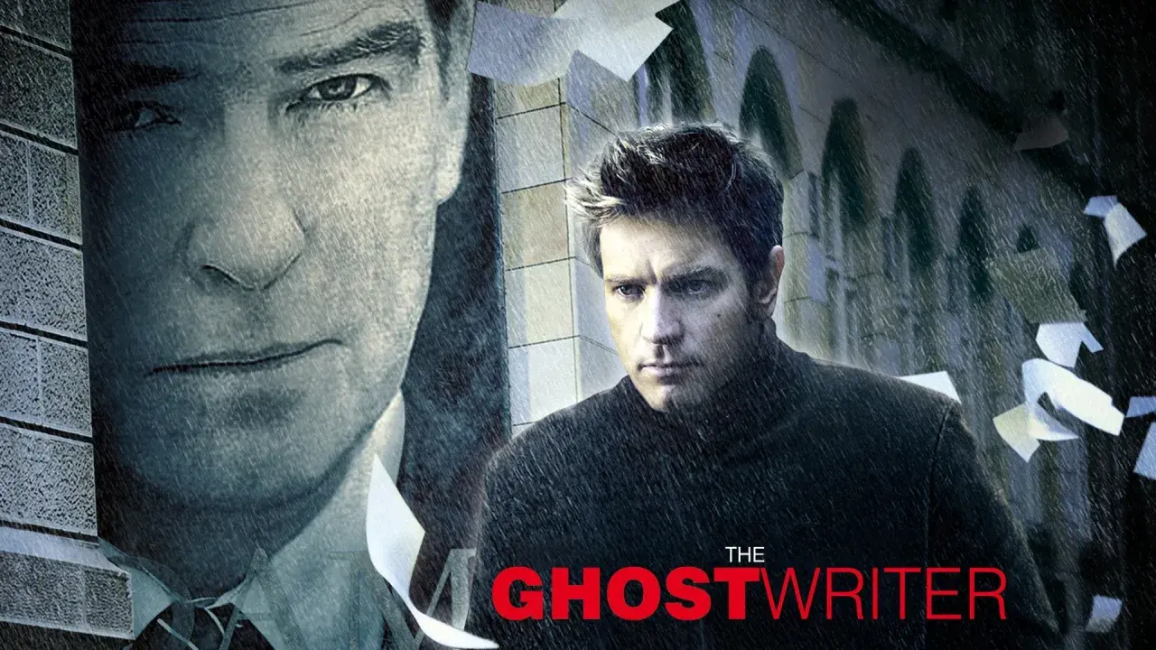 Ewan McGregor jako ghostwriter w deszczu, obok twarzy Pierce'a Brosnana. Tytuł filmu "The Ghostwriter".
