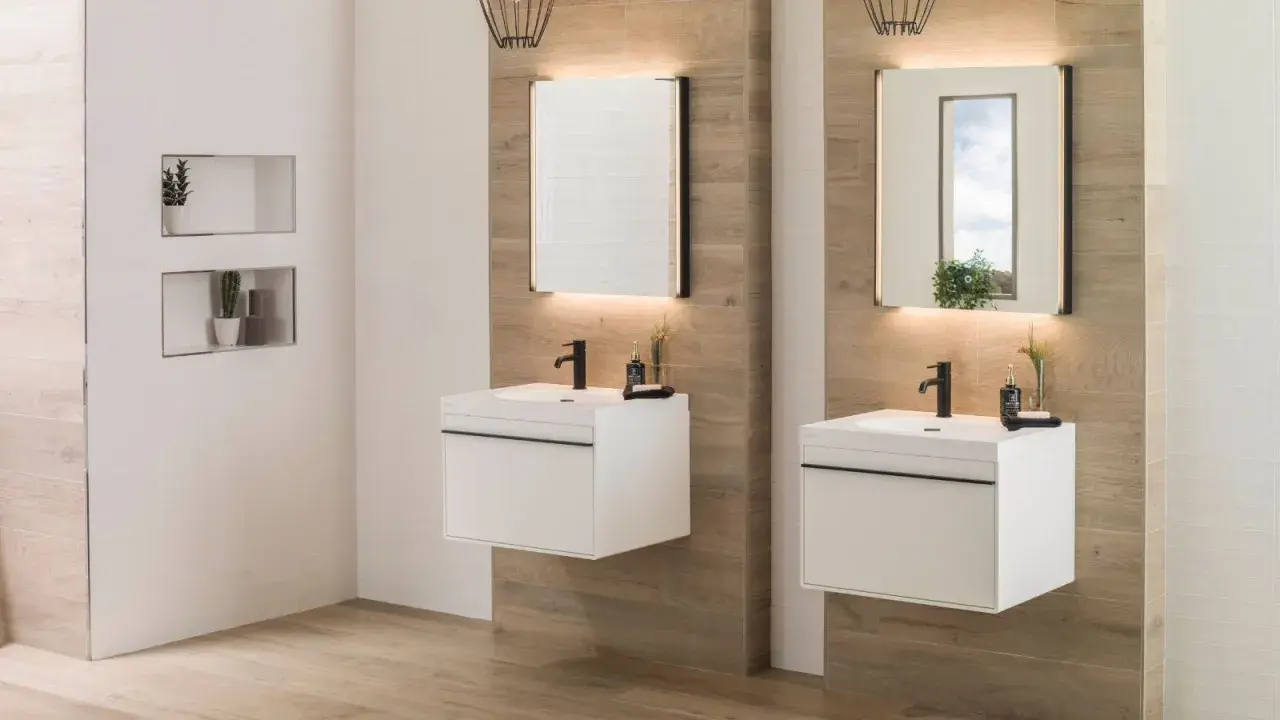 Modernos lavabos blancos flotantes con grifería negra, espejos iluminados y detalles en madera. ¡Ideas para baños elegantes!