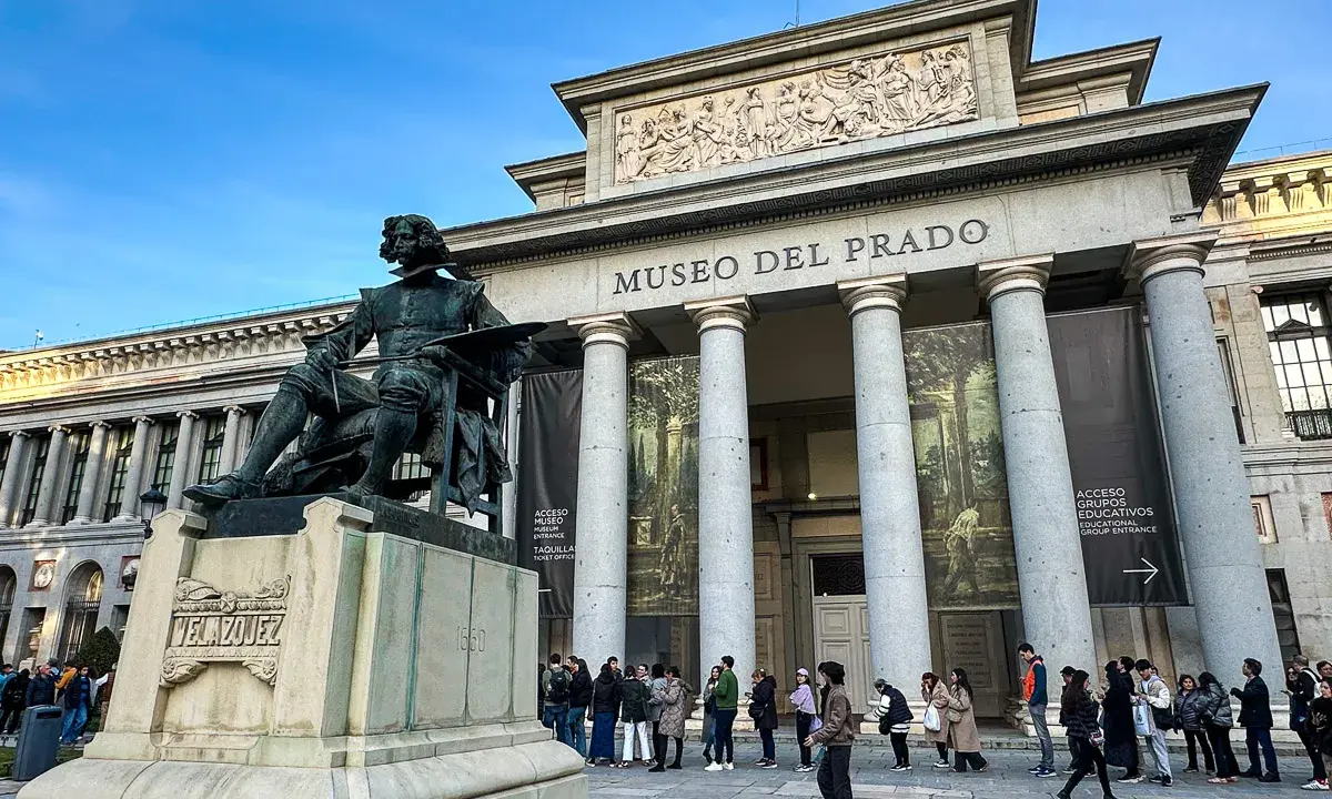 Pomnik Velázqueza przed Museo del Prado w Madrycie. Tłum turystów czeka na wejście do muzeum.