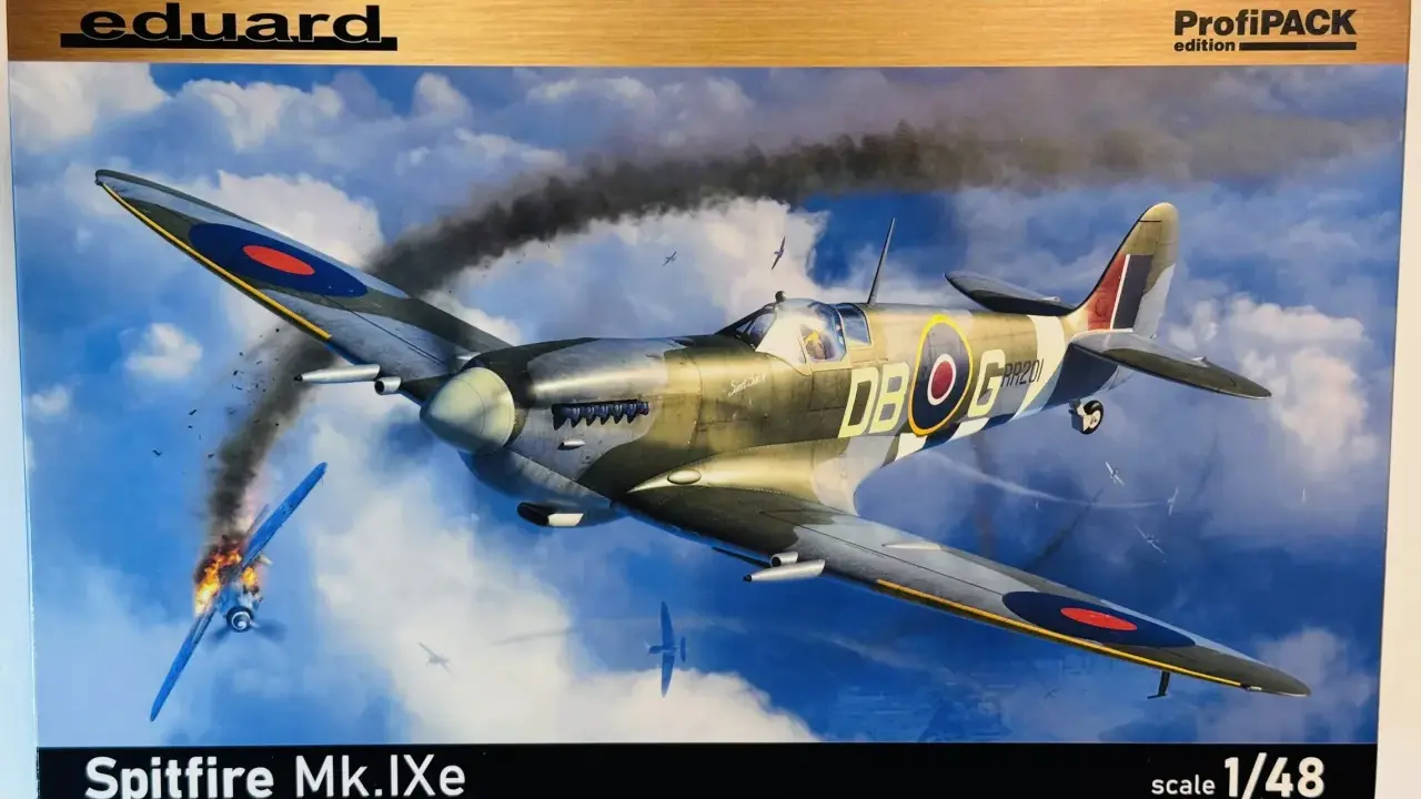 Ein Spitfire Flugzeug im Kampf, mit einem anderen Flugzeug im Hintergrund, das brennt. Eduard ProfiPACK Edition.