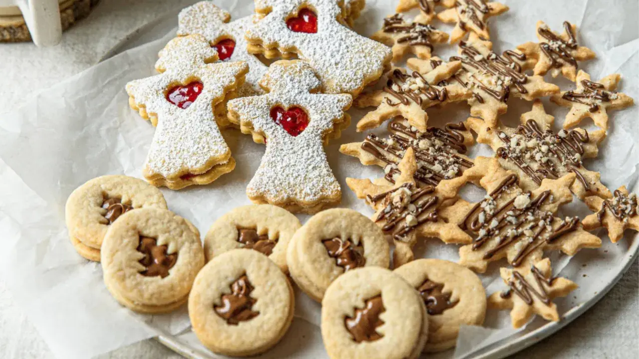 Weihnachtsplätzchen: Engel mit Marmeladenfüllung, Sterne mit Schokoglasur und runde Kekse mit Nuss-Nougat-Creme. Ein Genuss zum Naschen, fast zu schön zum Zerbrechen.