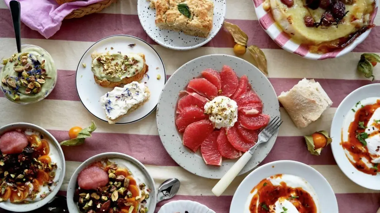 En lyxig frukost med yoghurt, frukt, avokadotoast och grapefrukt. En fest för ögat och magen!